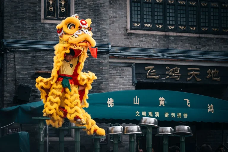 中国传统节日舞狮表演，红金配色，国潮风格参考