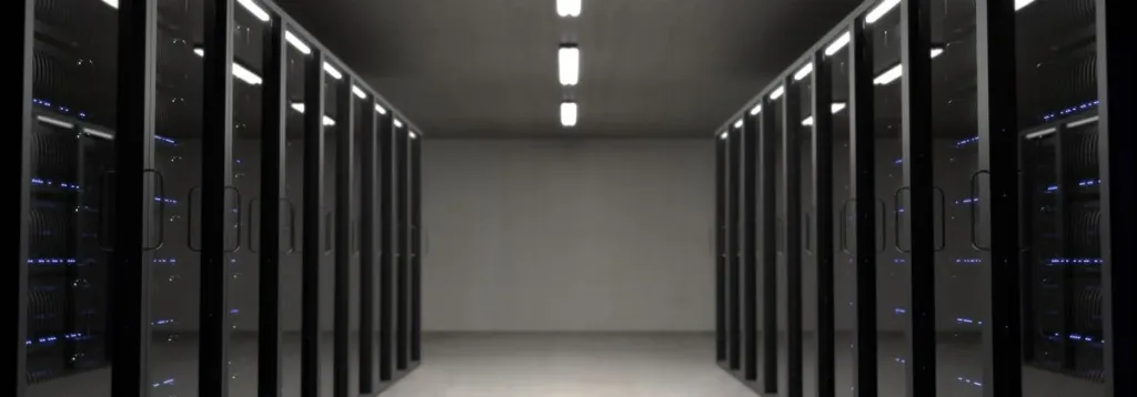 数据库查询优化场景，服务器与数据表，用于 SQL 优化提示词