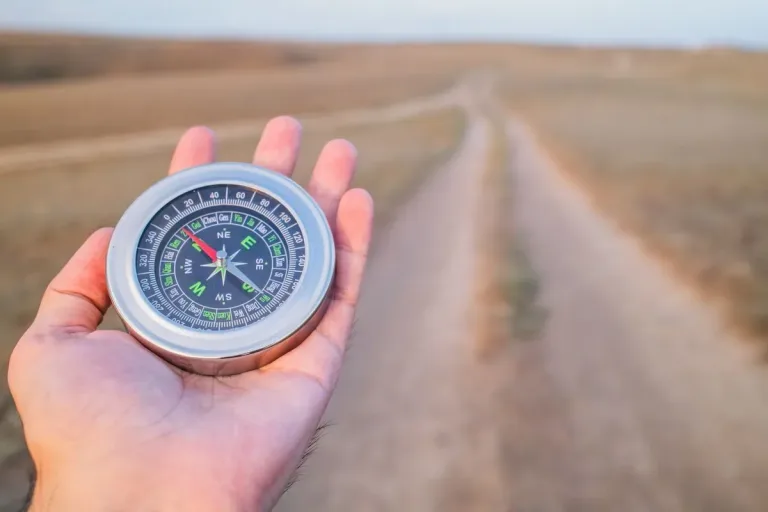行李箱与旅行清单的场景，用于旅行清单提示词